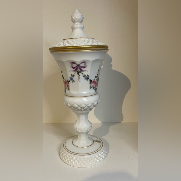 Pristine Vintage Westmoreland Milk Glass Wedding Vase with Gold Trim - Picture 4 of 16